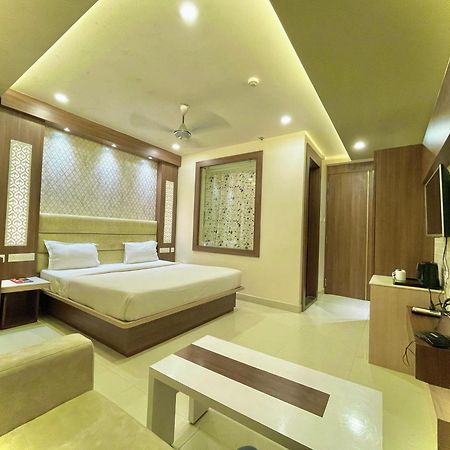 Hotel Kuber Palace ! Puri Near-Sea-Beach-And-Temple Fully-Air-Conditioned-Hotel With-Lift-And-Parking-Facility Exterior foto