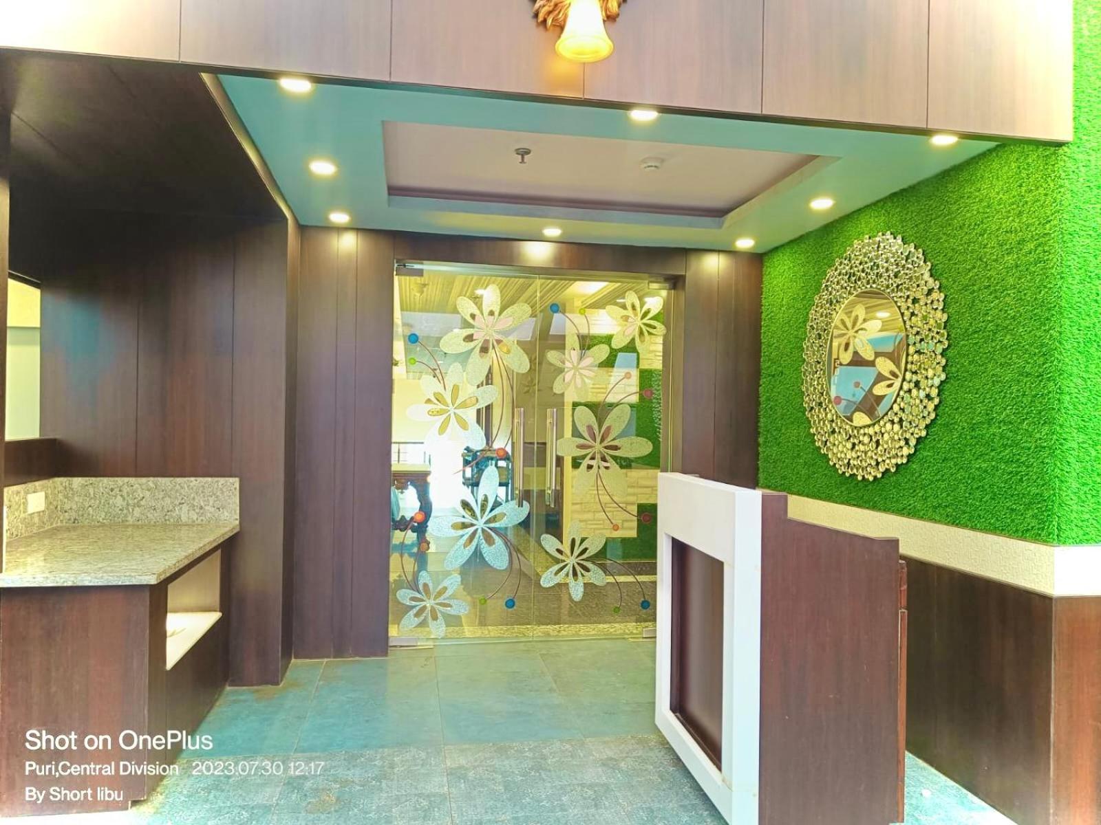 Hotel Kuber Palace ! Puri Near-Sea-Beach-And-Temple Fully-Air-Conditioned-Hotel With-Lift-And-Parking-Facility Exterior foto
