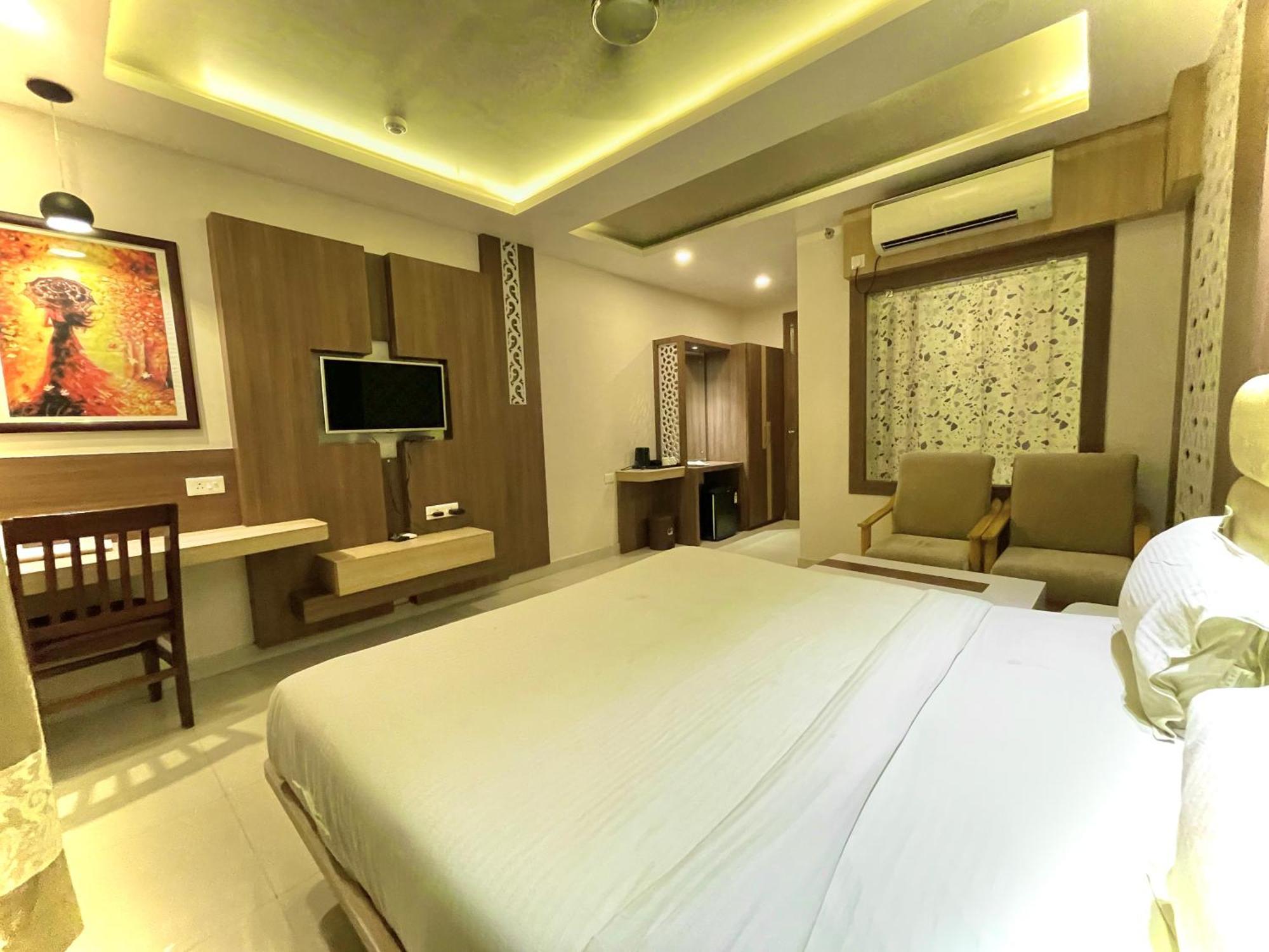 Hotel Kuber Palace ! Puri Near-Sea-Beach-And-Temple Fully-Air-Conditioned-Hotel With-Lift-And-Parking-Facility Exterior foto