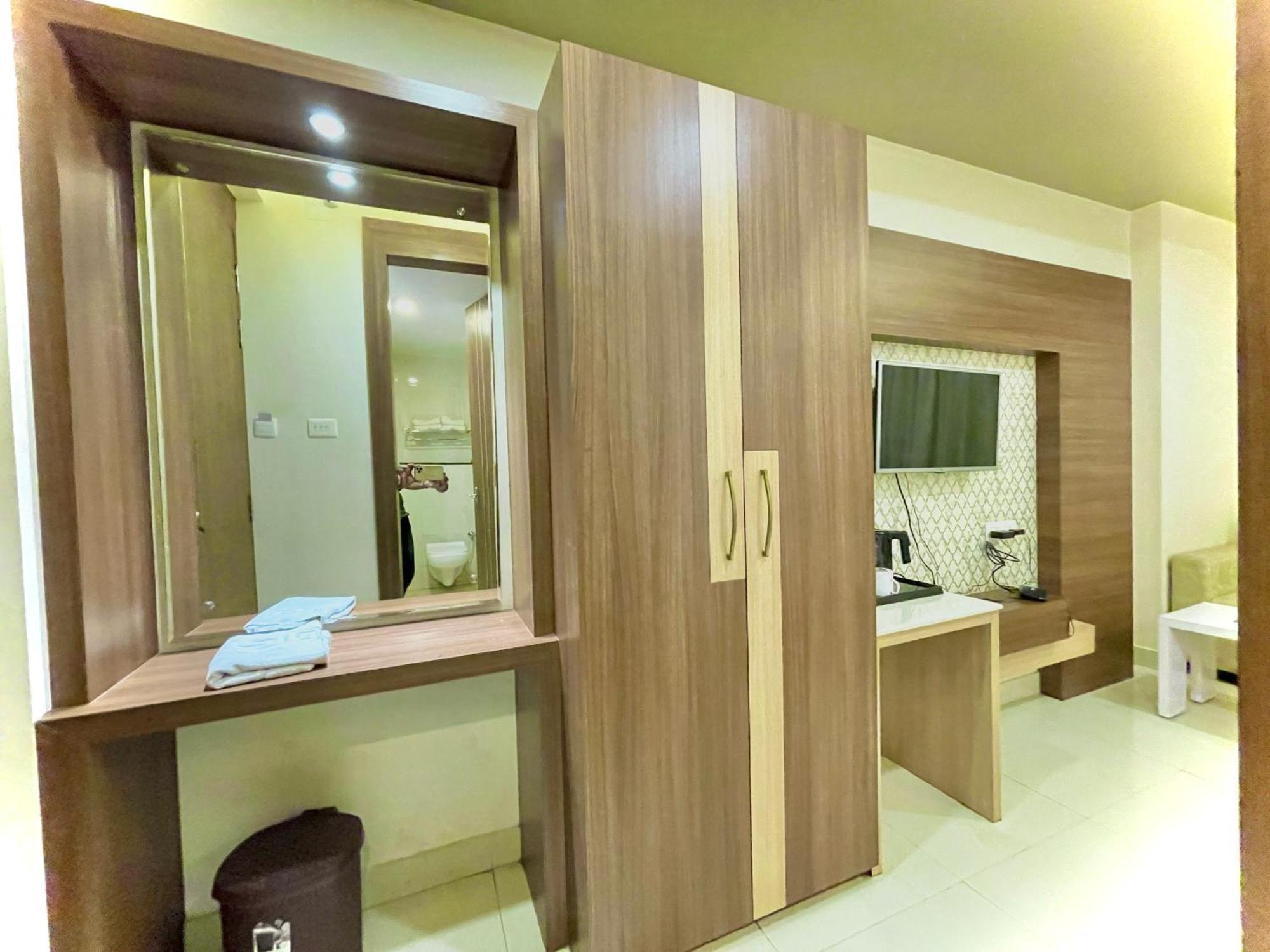 Hotel Kuber Palace ! Puri Near-Sea-Beach-And-Temple Fully-Air-Conditioned-Hotel With-Lift-And-Parking-Facility Exterior foto