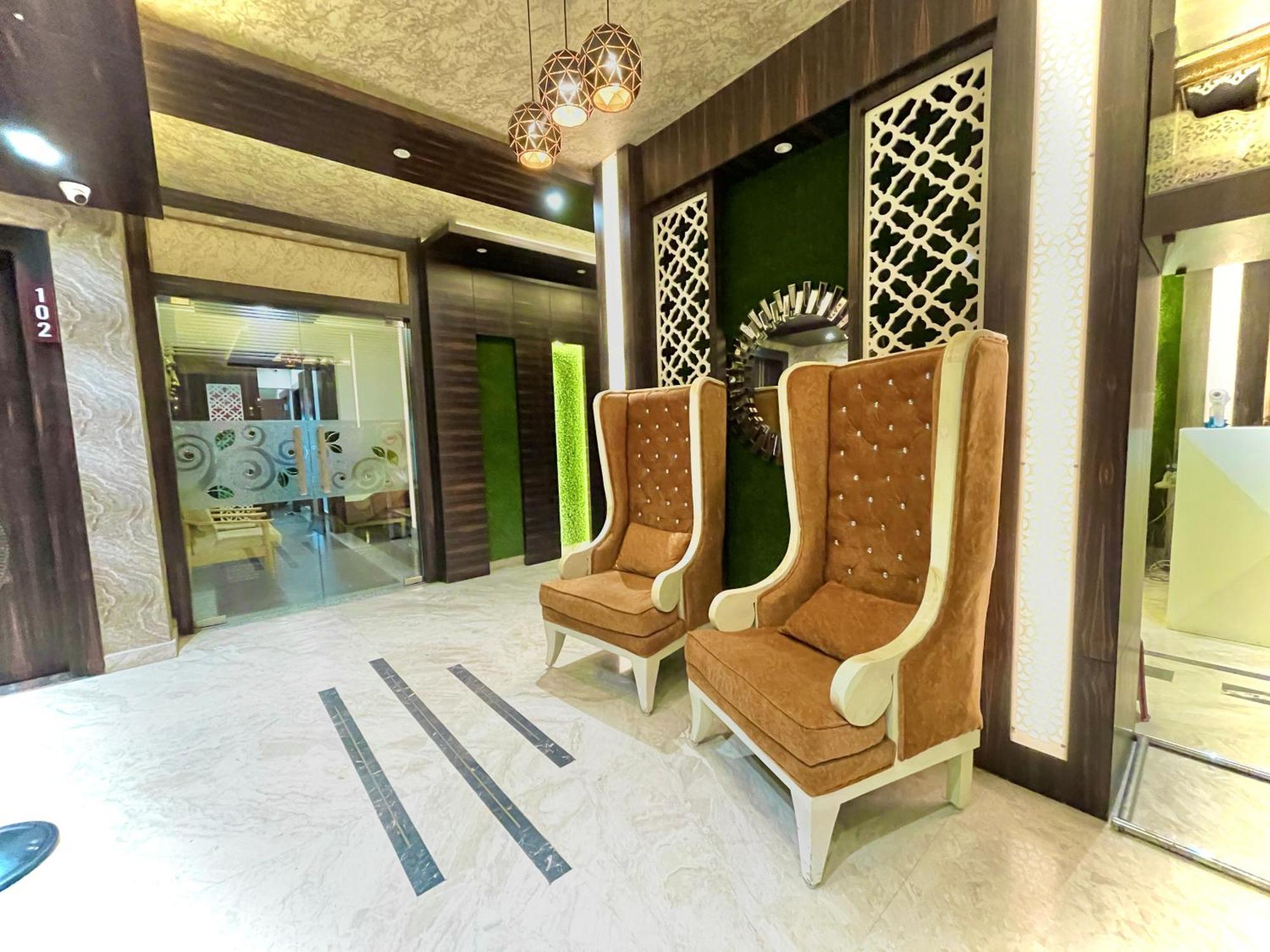Hotel Kuber Palace ! Puri Near-Sea-Beach-And-Temple Fully-Air-Conditioned-Hotel With-Lift-And-Parking-Facility Exterior foto