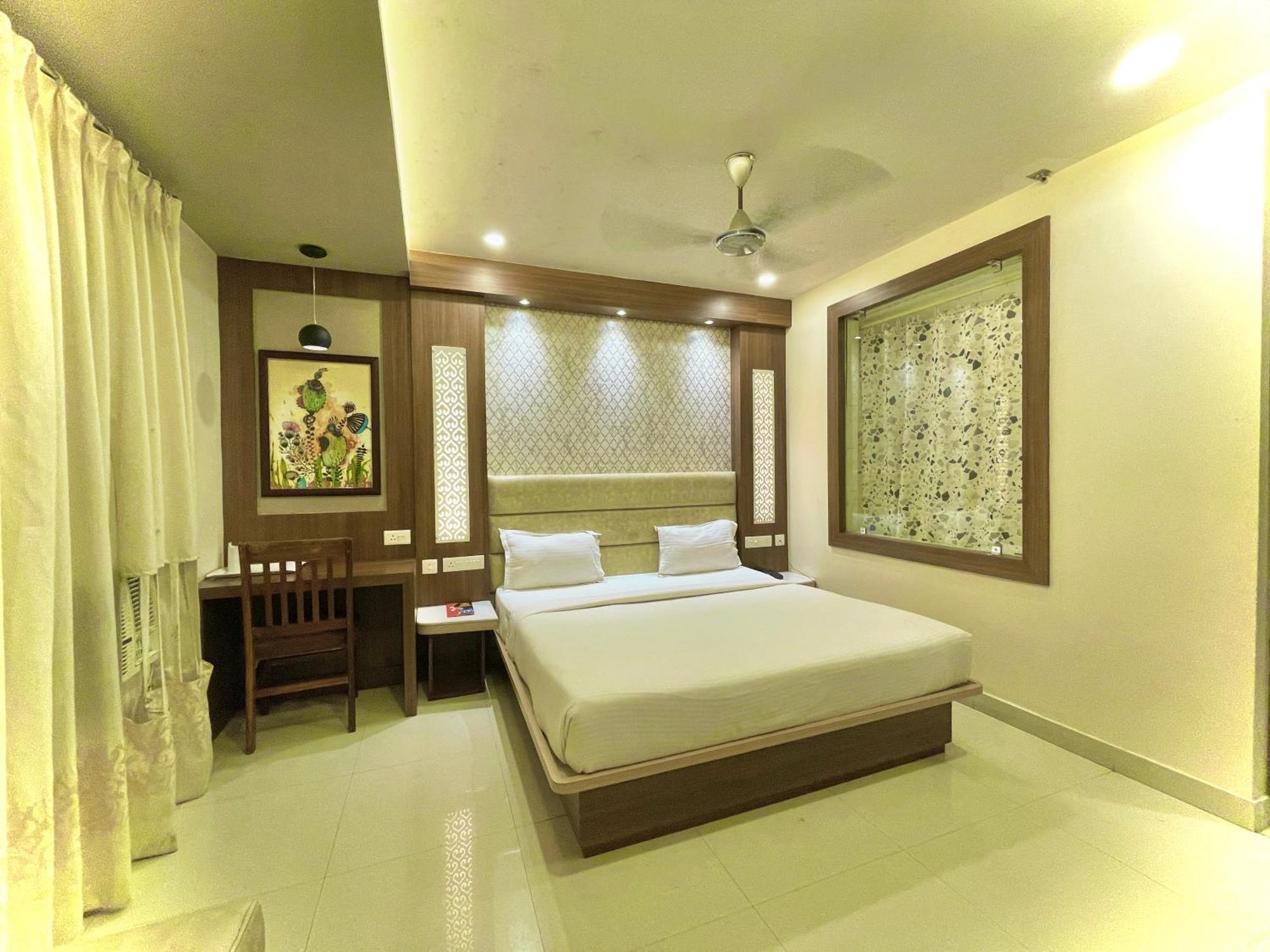 Hotel Kuber Palace ! Puri Near-Sea-Beach-And-Temple Fully-Air-Conditioned-Hotel With-Lift-And-Parking-Facility Exterior foto
