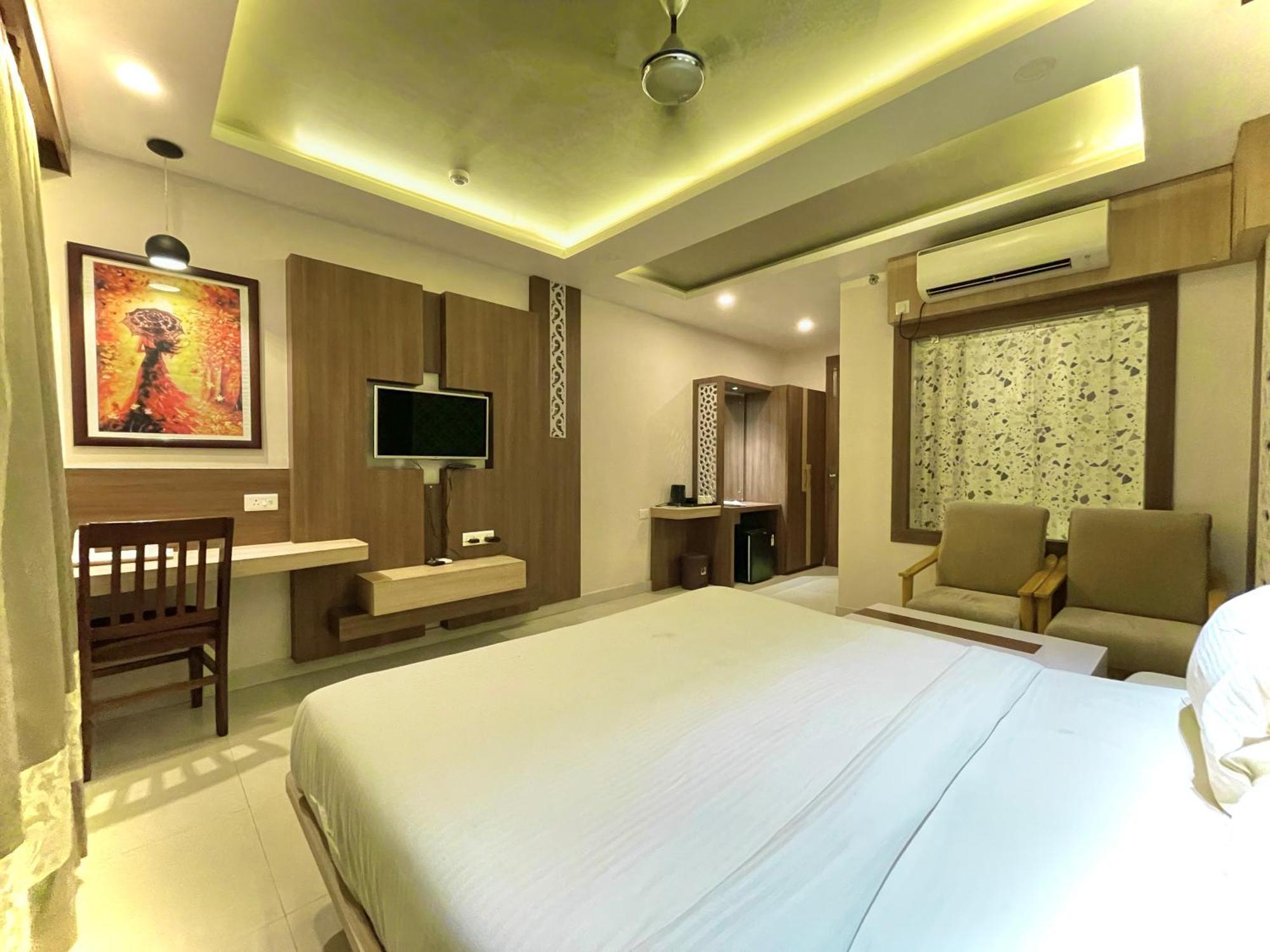 Hotel Kuber Palace ! Puri Near-Sea-Beach-And-Temple Fully-Air-Conditioned-Hotel With-Lift-And-Parking-Facility Exterior foto