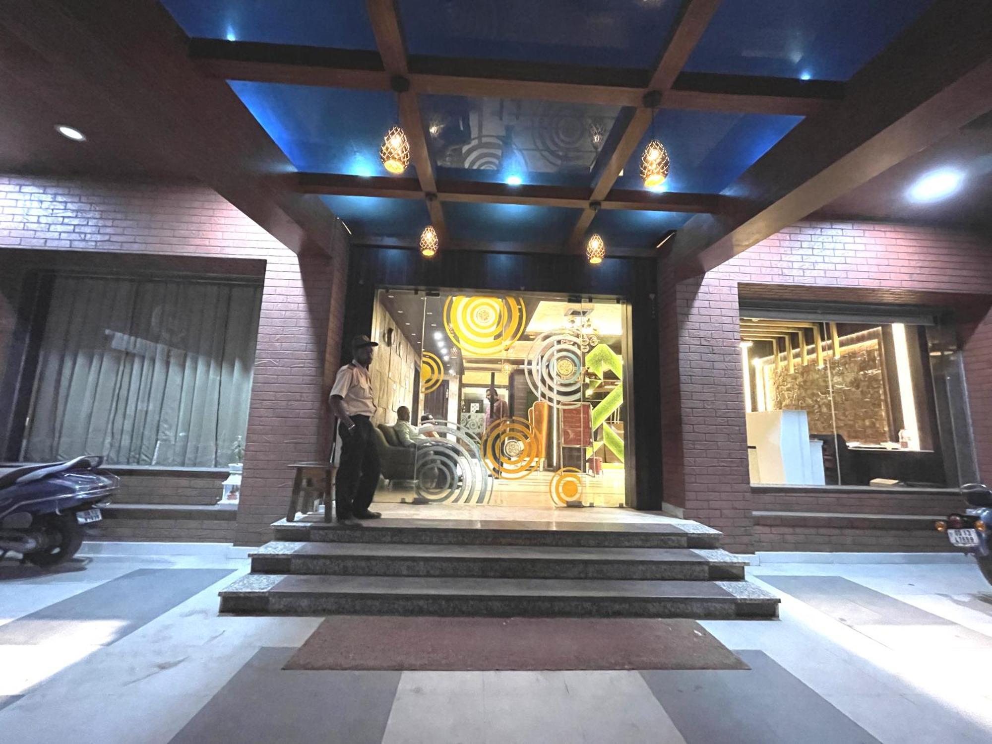 Hotel Kuber Palace ! Puri Near-Sea-Beach-And-Temple Fully-Air-Conditioned-Hotel With-Lift-And-Parking-Facility Exterior foto