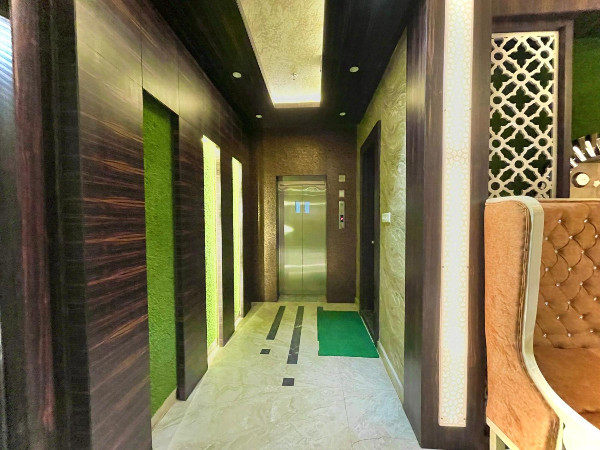 Hotel Kuber Palace ! Puri Near-Sea-Beach-And-Temple Fully-Air-Conditioned-Hotel With-Lift-And-Parking-Facility Exterior foto