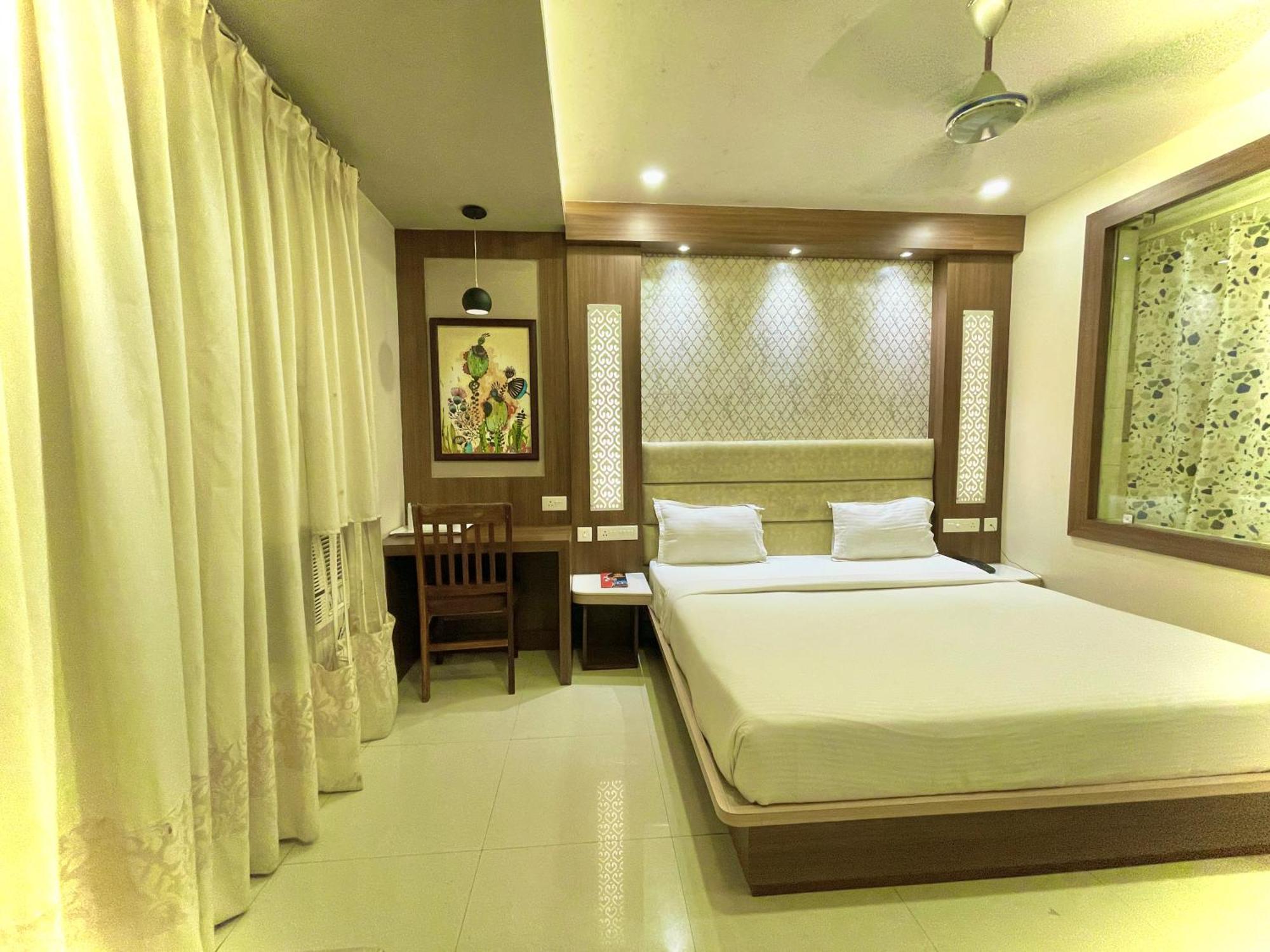 Hotel Kuber Palace ! Puri Near-Sea-Beach-And-Temple Fully-Air-Conditioned-Hotel With-Lift-And-Parking-Facility Exterior foto