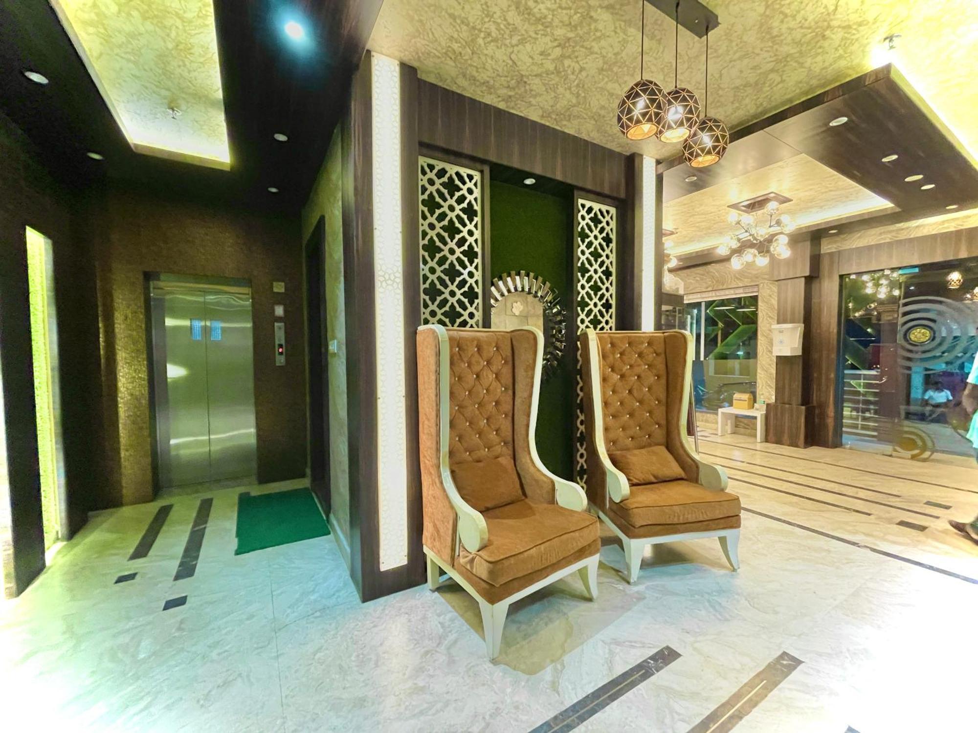 Hotel Kuber Palace ! Puri Near-Sea-Beach-And-Temple Fully-Air-Conditioned-Hotel With-Lift-And-Parking-Facility Exterior foto