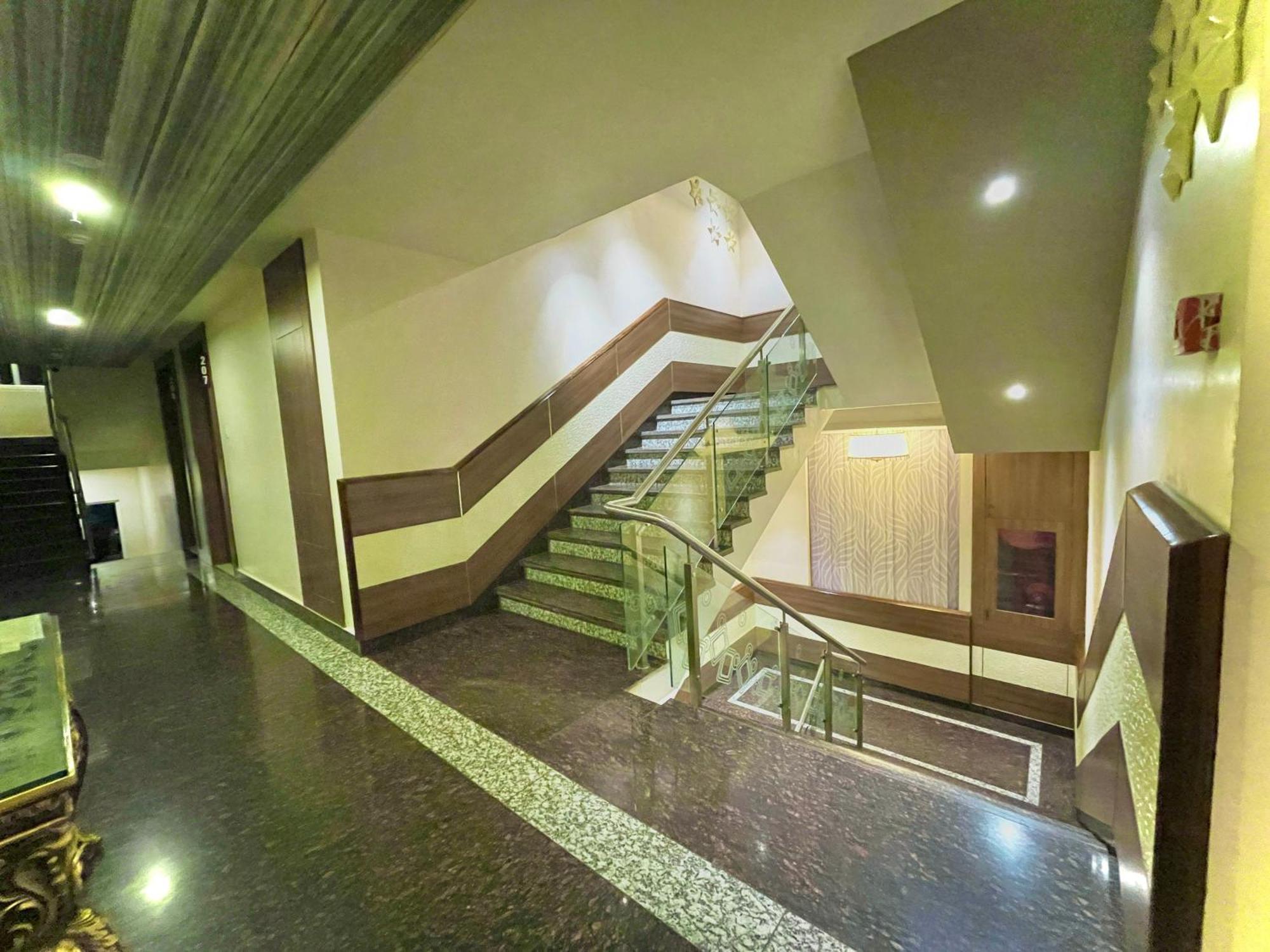 Hotel Kuber Palace ! Puri Near-Sea-Beach-And-Temple Fully-Air-Conditioned-Hotel With-Lift-And-Parking-Facility Exterior foto