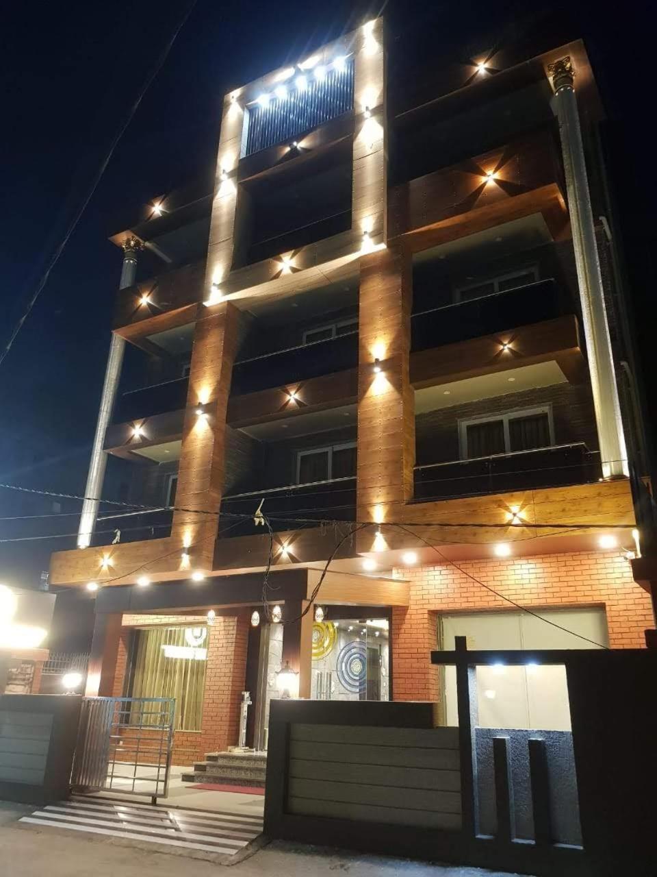 Hotel Kuber Palace ! Puri Near-Sea-Beach-And-Temple Fully-Air-Conditioned-Hotel With-Lift-And-Parking-Facility Exterior foto