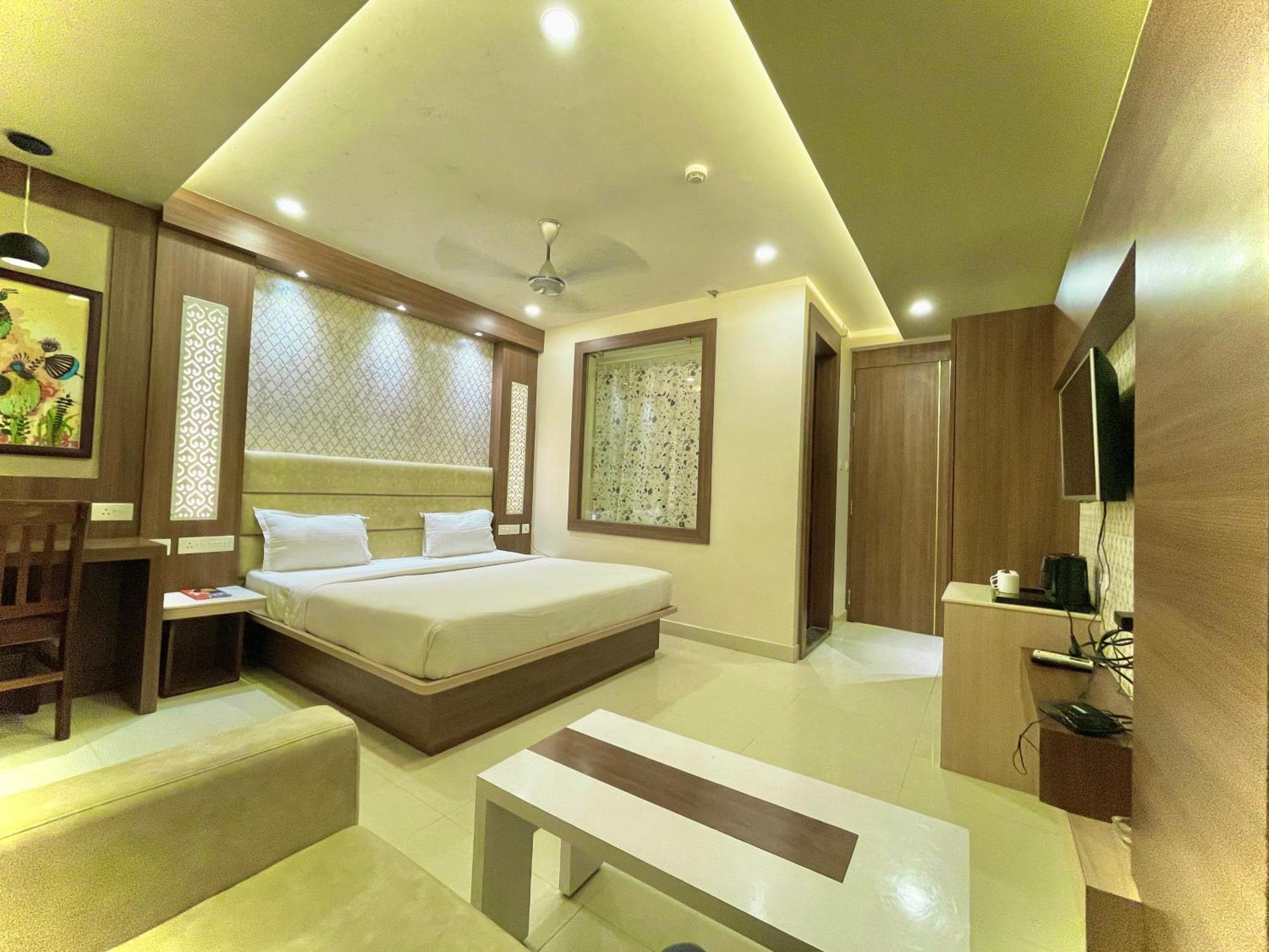 Hotel Kuber Palace ! Puri Near-Sea-Beach-And-Temple Fully-Air-Conditioned-Hotel With-Lift-And-Parking-Facility Exterior foto