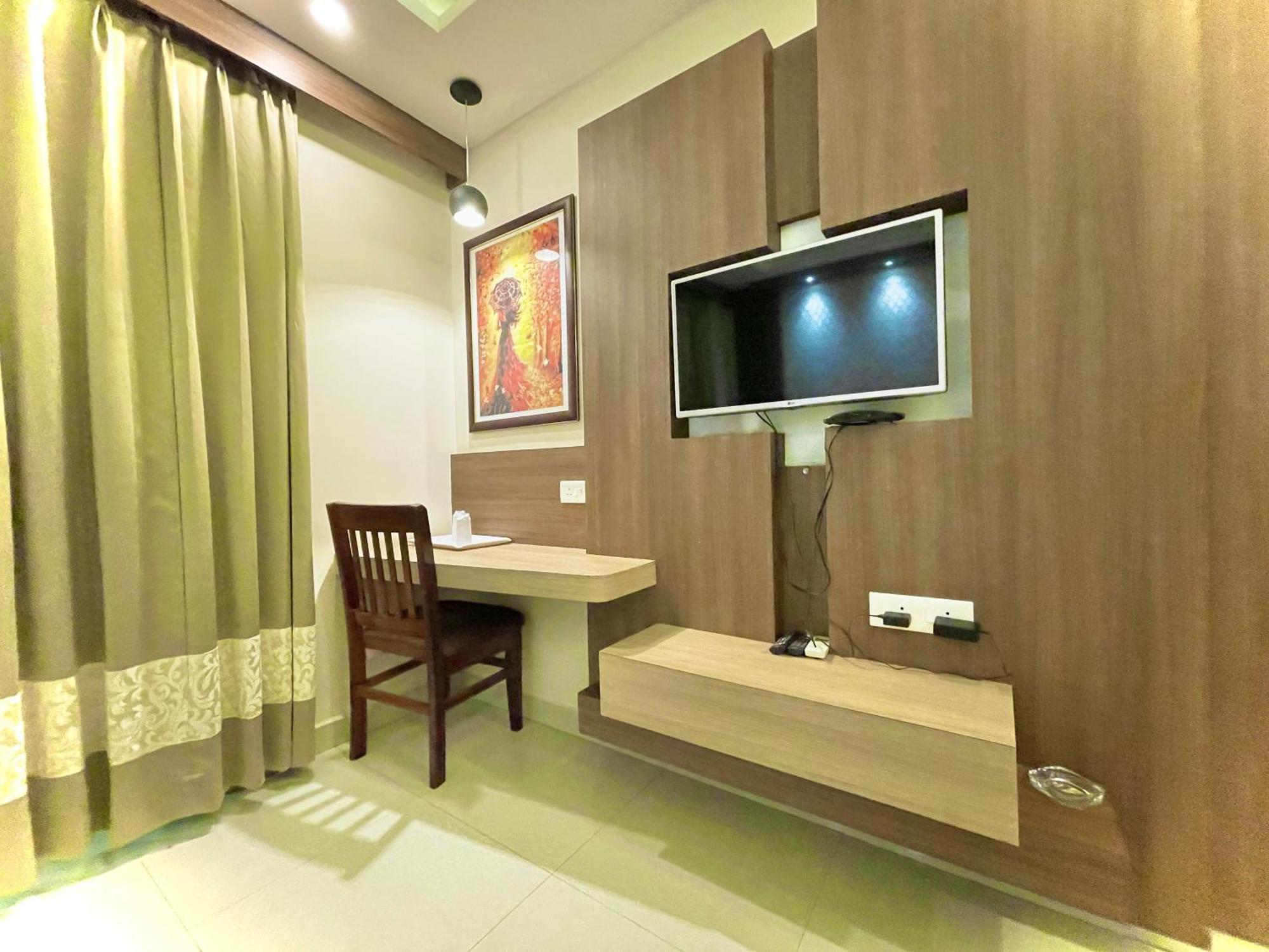 Hotel Kuber Palace ! Puri Near-Sea-Beach-And-Temple Fully-Air-Conditioned-Hotel With-Lift-And-Parking-Facility Exterior foto