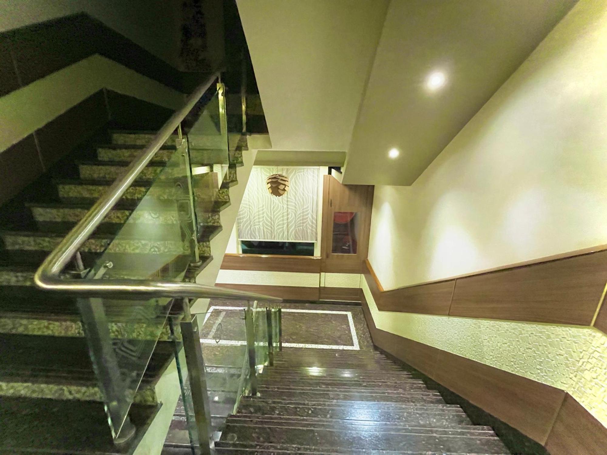 Hotel Kuber Palace ! Puri Near-Sea-Beach-And-Temple Fully-Air-Conditioned-Hotel With-Lift-And-Parking-Facility Exterior foto