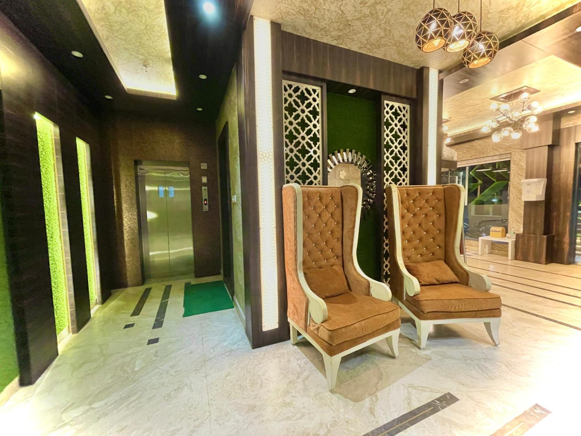 Hotel Kuber Palace ! Puri Near-Sea-Beach-And-Temple Fully-Air-Conditioned-Hotel With-Lift-And-Parking-Facility Exterior foto