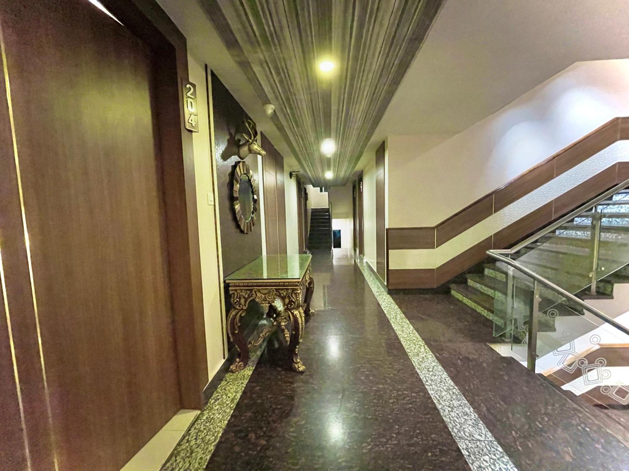 Hotel Kuber Palace ! Puri Near-Sea-Beach-And-Temple Fully-Air-Conditioned-Hotel With-Lift-And-Parking-Facility Exterior foto