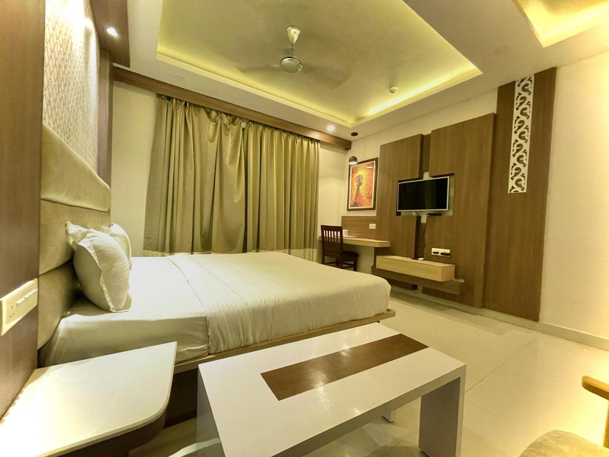 Hotel Kuber Palace ! Puri Near-Sea-Beach-And-Temple Fully-Air-Conditioned-Hotel With-Lift-And-Parking-Facility Exterior foto