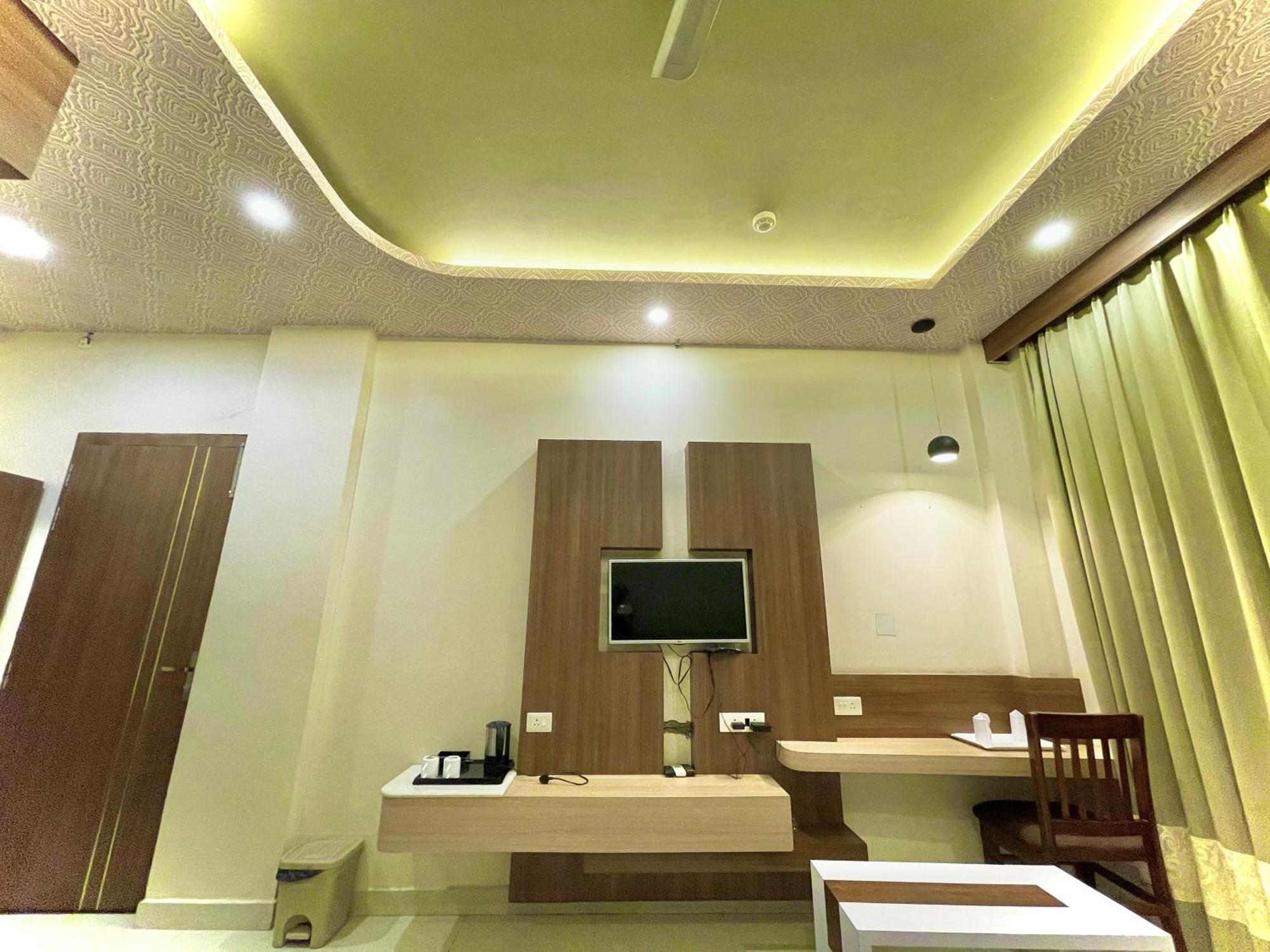 Hotel Kuber Palace ! Puri Near-Sea-Beach-And-Temple Fully-Air-Conditioned-Hotel With-Lift-And-Parking-Facility Exterior foto