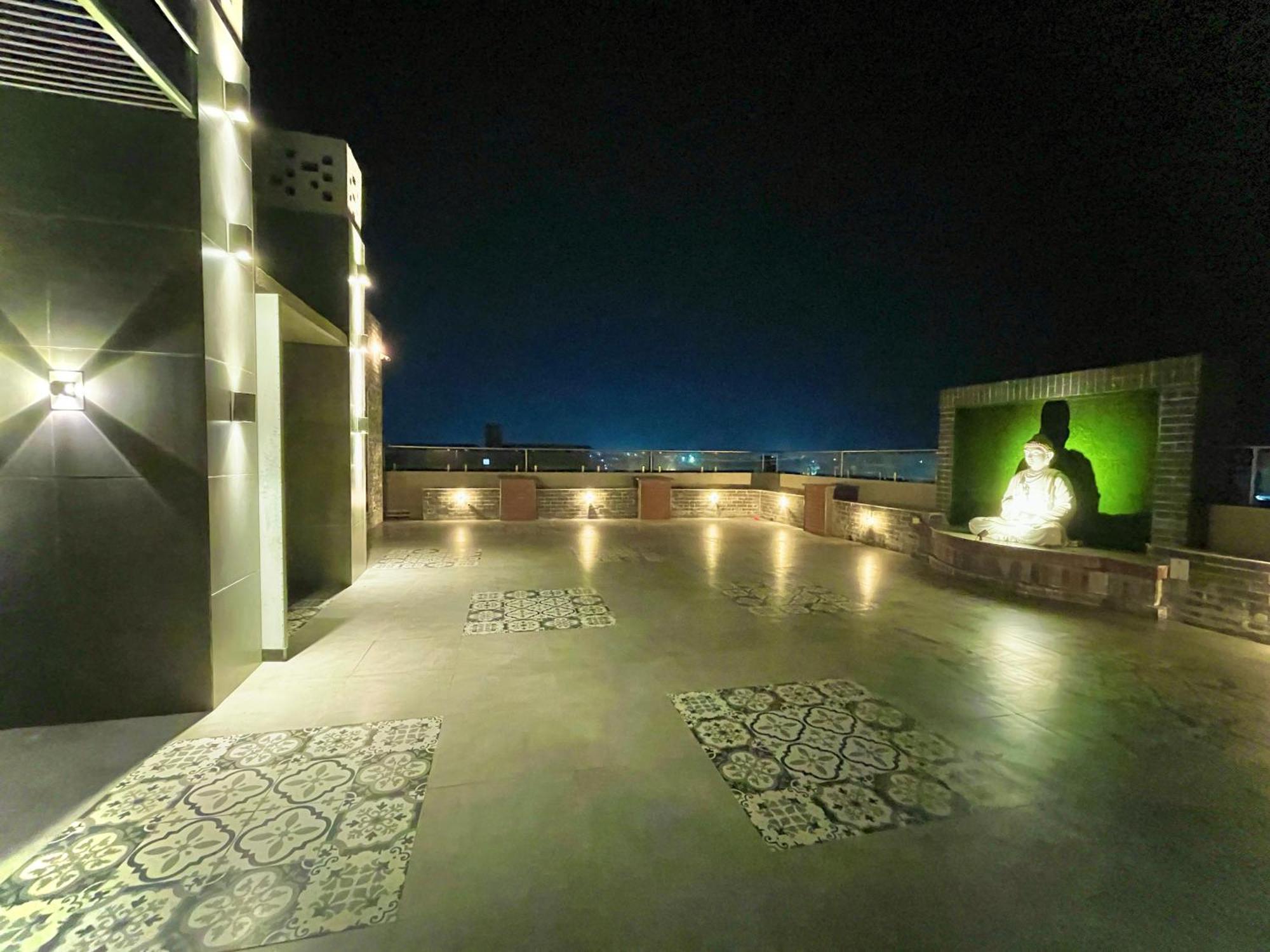 Hotel Kuber Palace ! Puri Near-Sea-Beach-And-Temple Fully-Air-Conditioned-Hotel With-Lift-And-Parking-Facility Exterior foto
