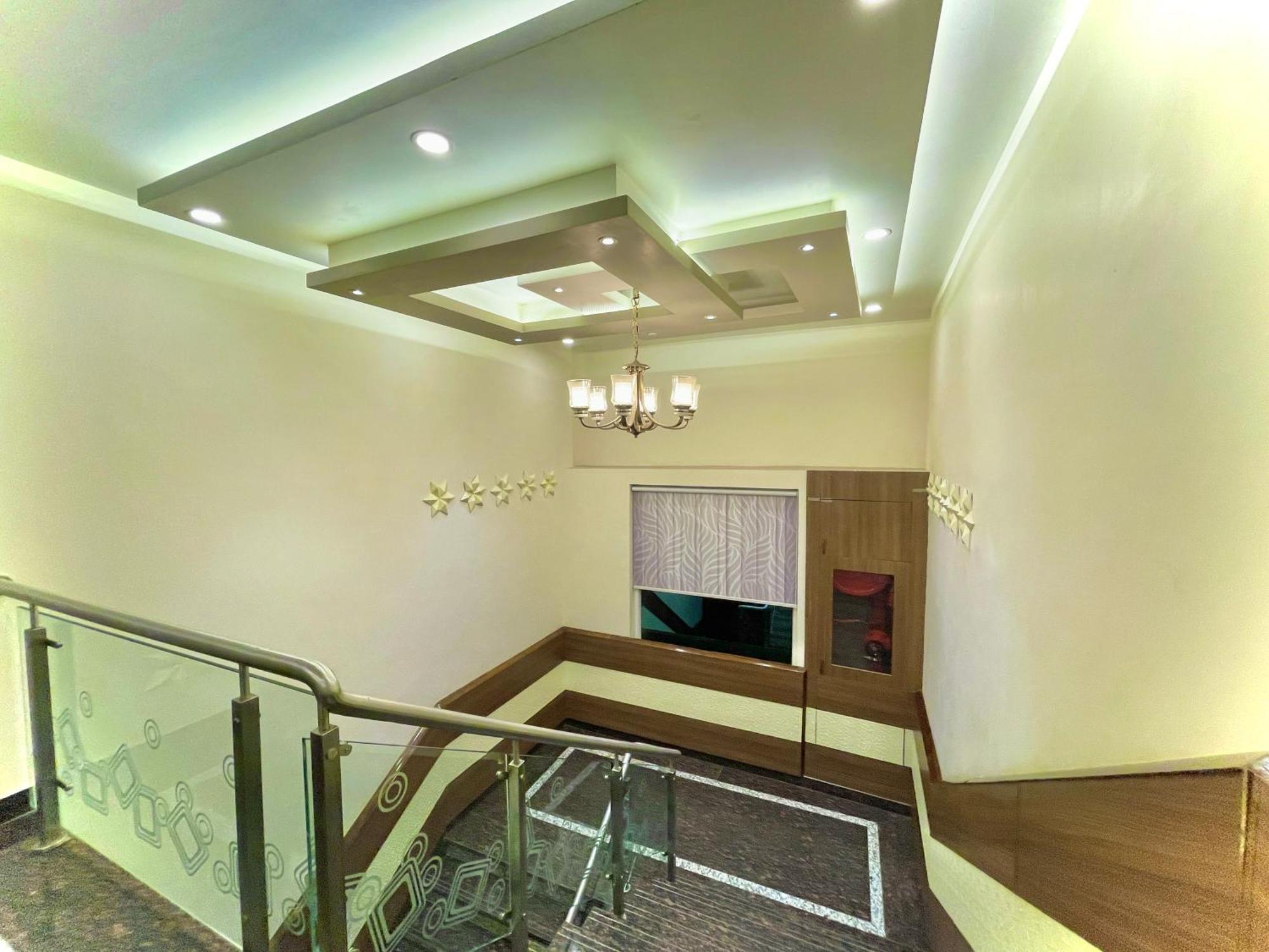 Hotel Kuber Palace ! Puri Near-Sea-Beach-And-Temple Fully-Air-Conditioned-Hotel With-Lift-And-Parking-Facility Exterior foto