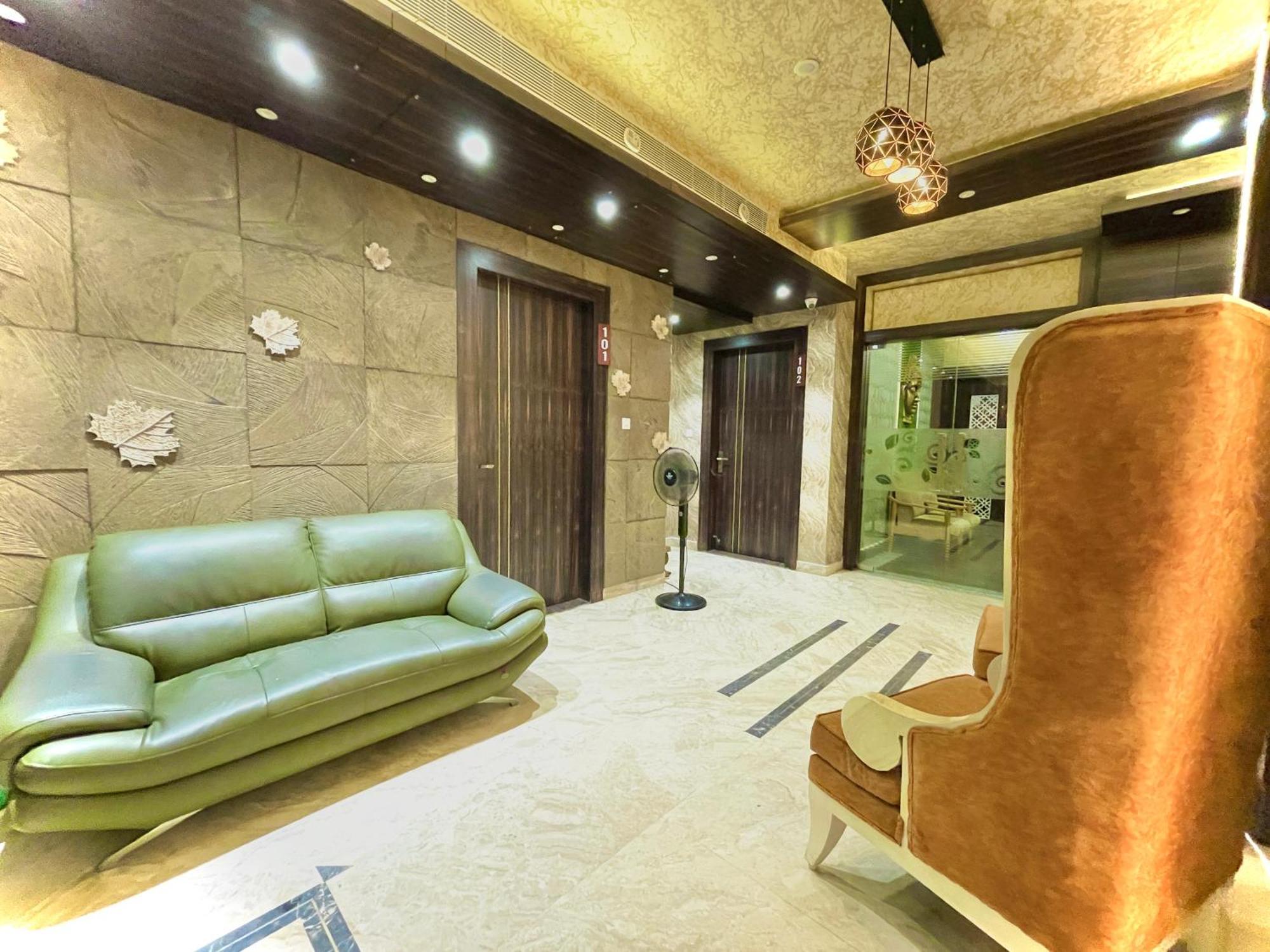 Hotel Kuber Palace ! Puri Near-Sea-Beach-And-Temple Fully-Air-Conditioned-Hotel With-Lift-And-Parking-Facility Exterior foto