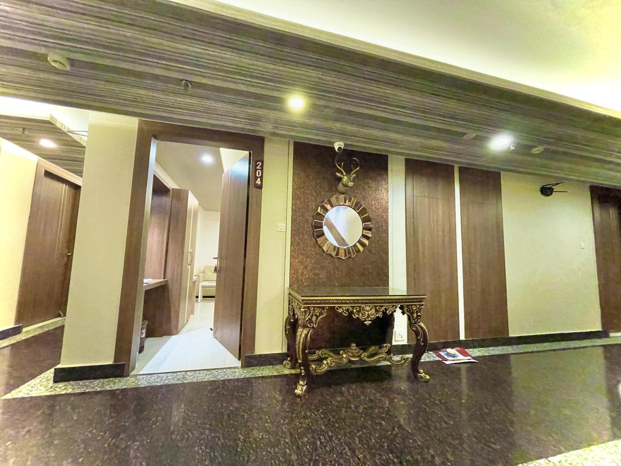 Hotel Kuber Palace ! Puri Near-Sea-Beach-And-Temple Fully-Air-Conditioned-Hotel With-Lift-And-Parking-Facility Exterior foto